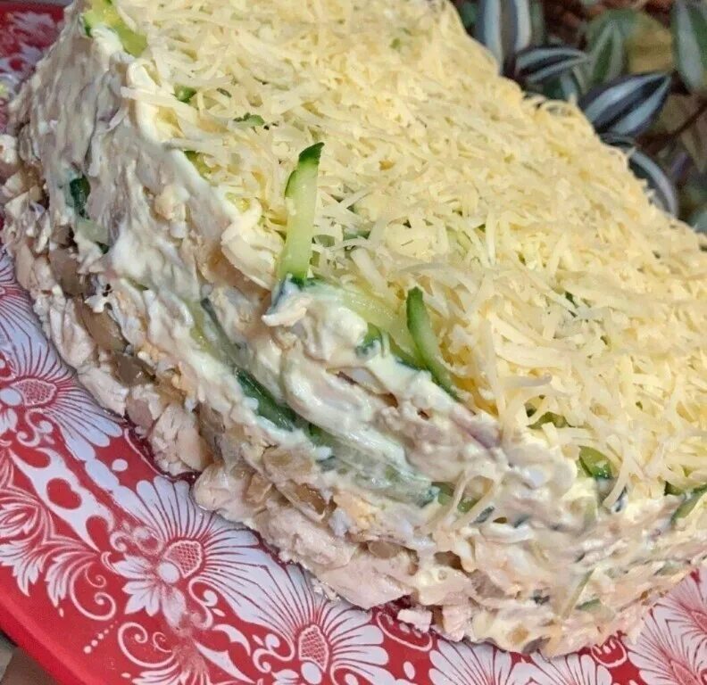 Слоеные салаты. Вкусный слоеный салат. Салаты с куриным филе слоеные. Слоеный салат на Пасху. Простой и вкусный слоеный салат