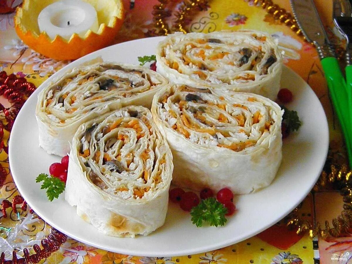 Рулет из лаваша на праздничный стол простые. Закуски из лаваша. закуска из лаваша на праздничный. закуски из лаваша на праздничный стол. новогодние закуски из лаваша.