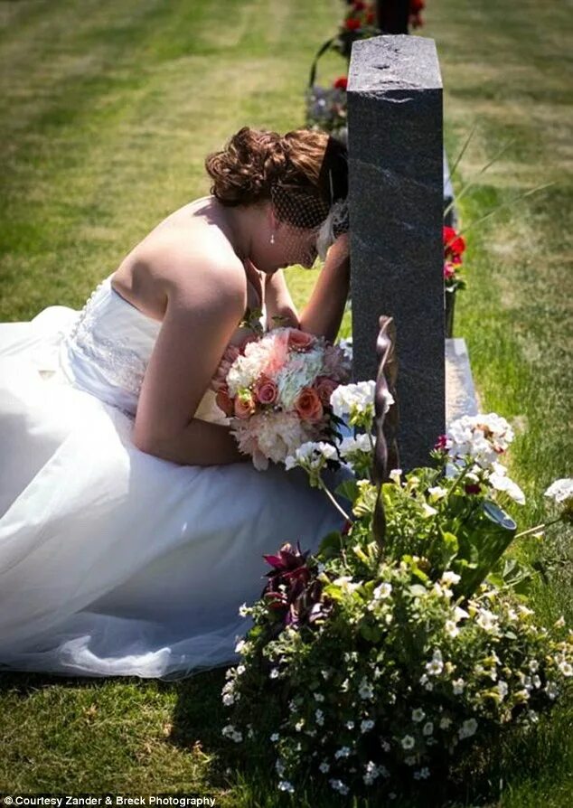 И пришла невеста и пришел жених. Кладбище невест. Девушка кладбище свадебное платье. Похороны в свадебном платье. Свадебная фотосессия на кладбище.