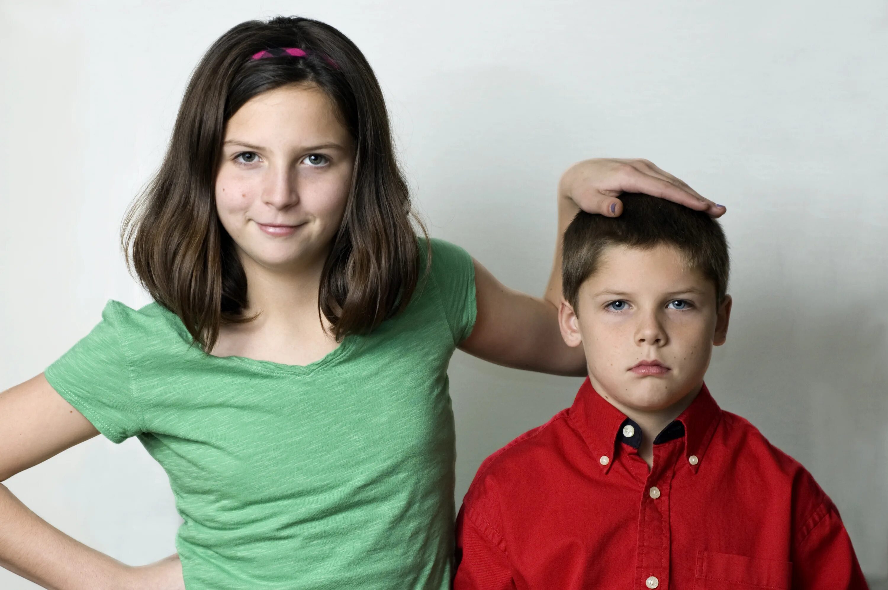 She and her older brother. Старшие и младшие дети. Старшая сестра и младший брат. Старший брат и старшая сестра. Старший брат и младший брат.