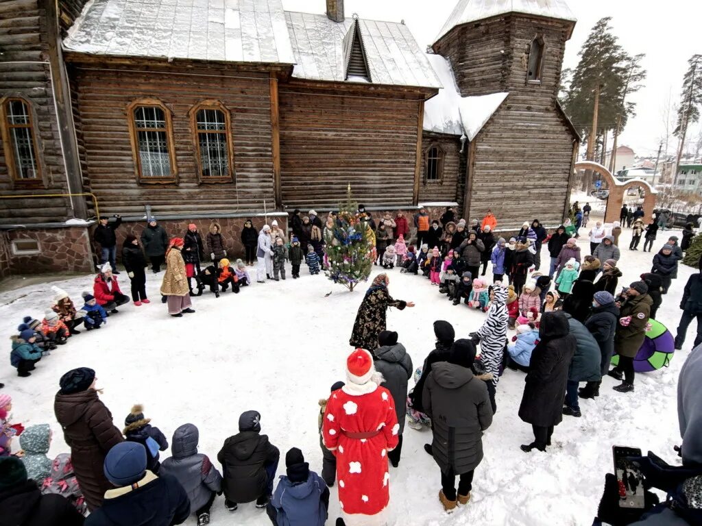 вертеп в храме на рождество христово. рождественский вертеп новоспасского монастыря. богоявленский собор орел 2022. рождество 7 января 2021. излучинск снежный вертеп.