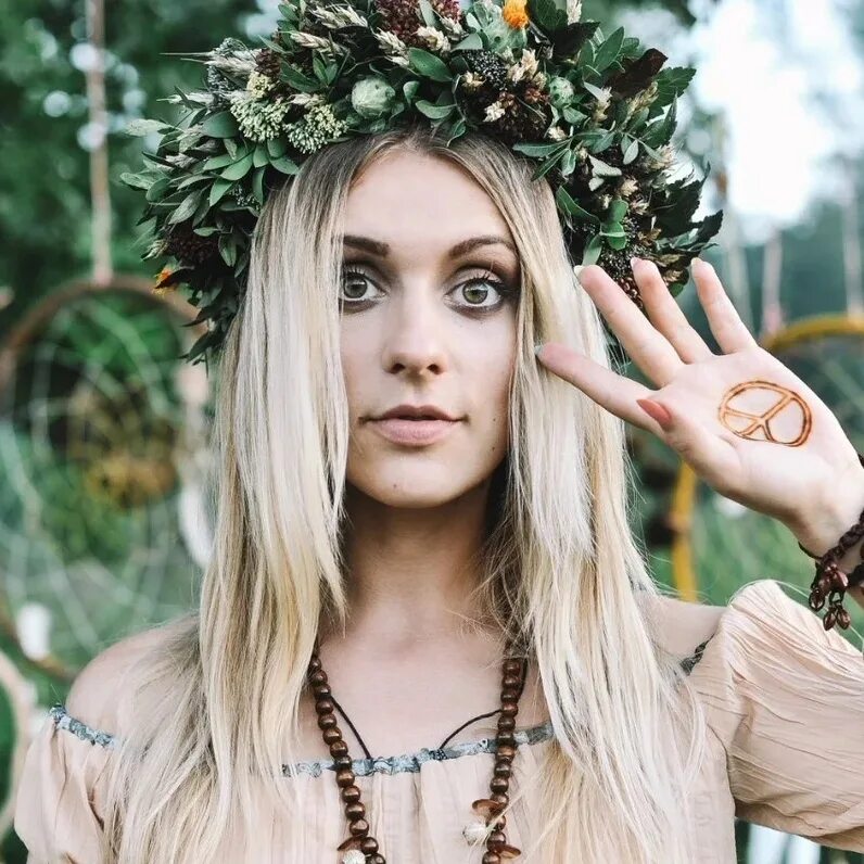 New age camp. Нью-эйдж субкультура. нью-эйдж (new age). хиппи субкультура. ободок в стиле бохо хиппи.