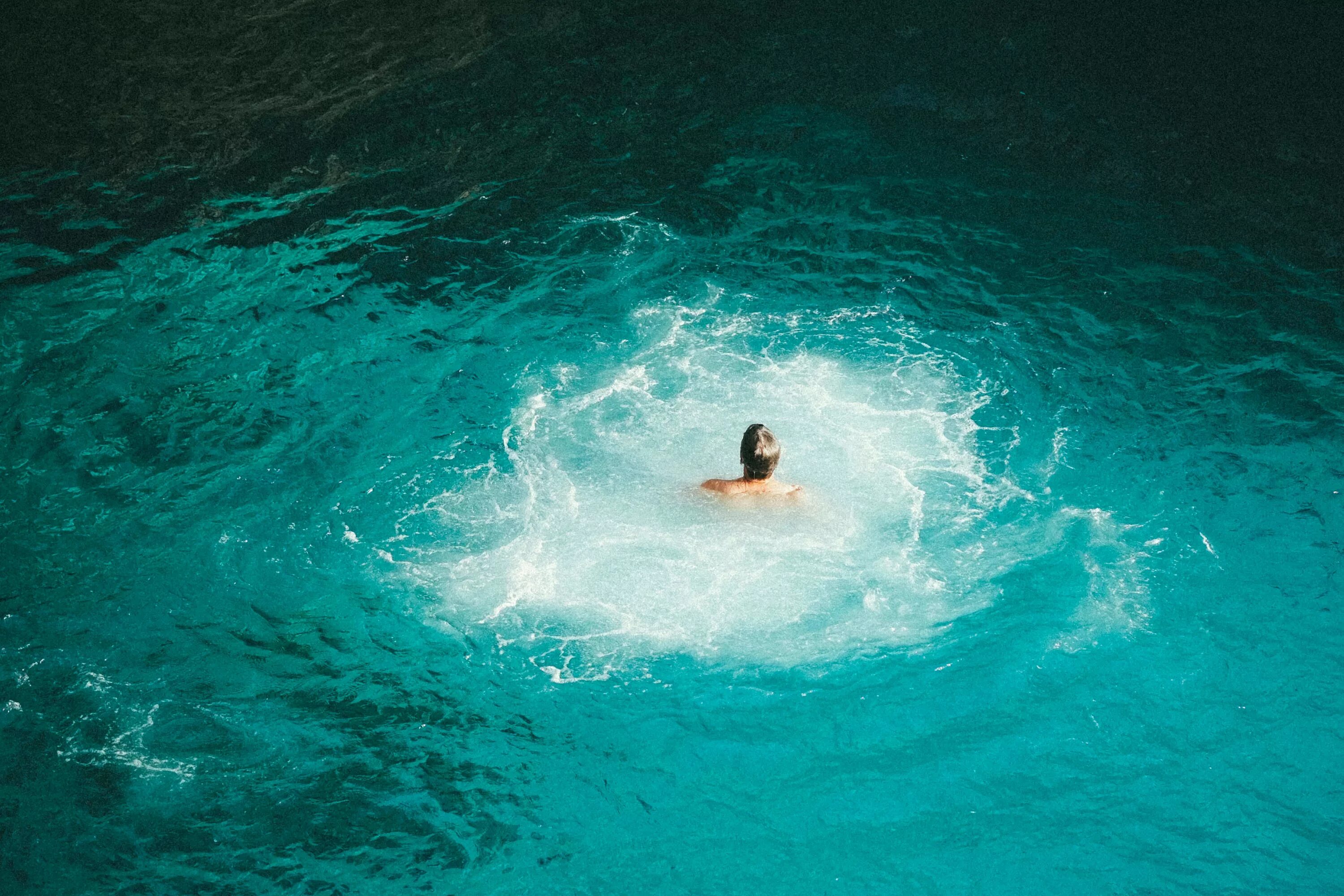 Плавание на поверхности воды. Купание в море. Плавать в море. Купаться в океане. Люди купаются в море.