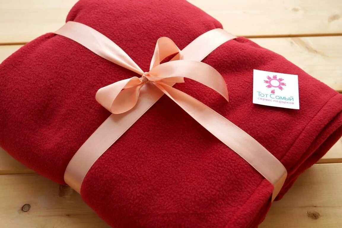 Оформить полотенце. Плед подарочный. Плед в подарок. Упаковка для полотенец. Красивая упаковка пледа.