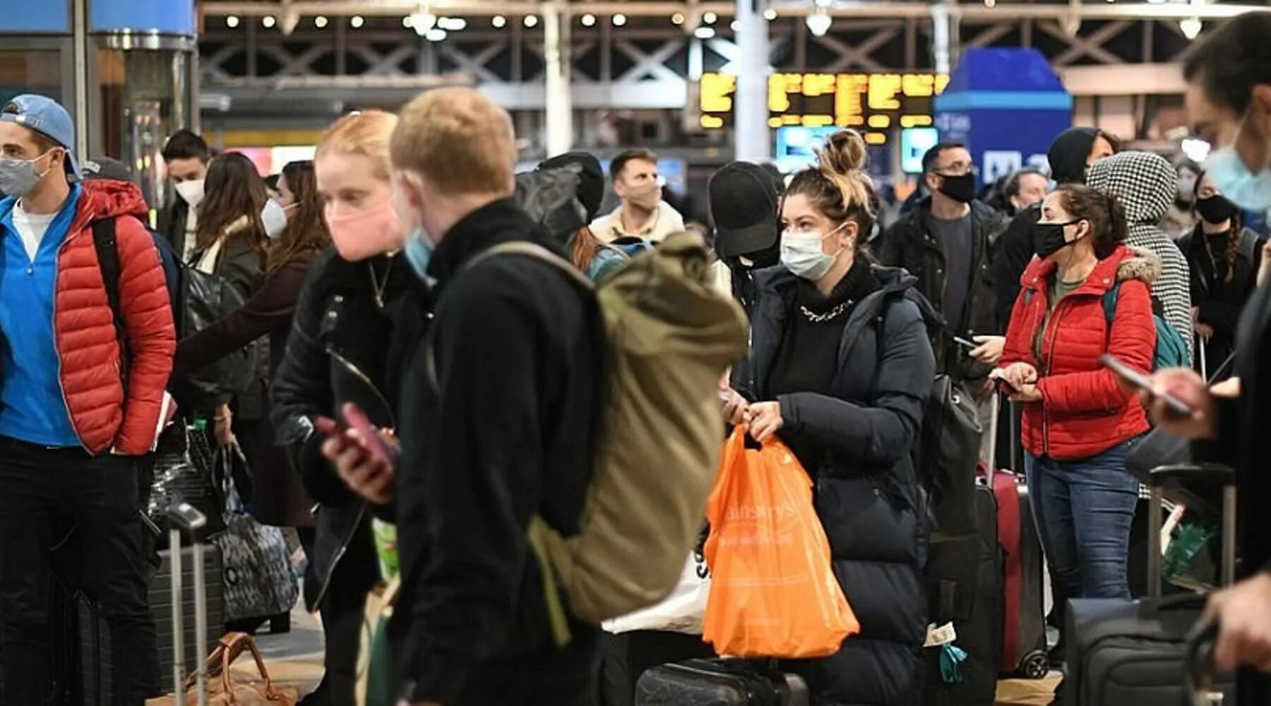 Почему уезжают в лондон. Жители лондона. люди уезжают из города. бегство человека. люди в лондоне фото.