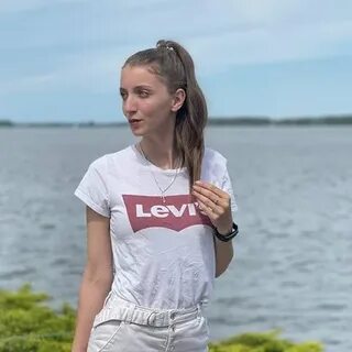 Юля юлит
