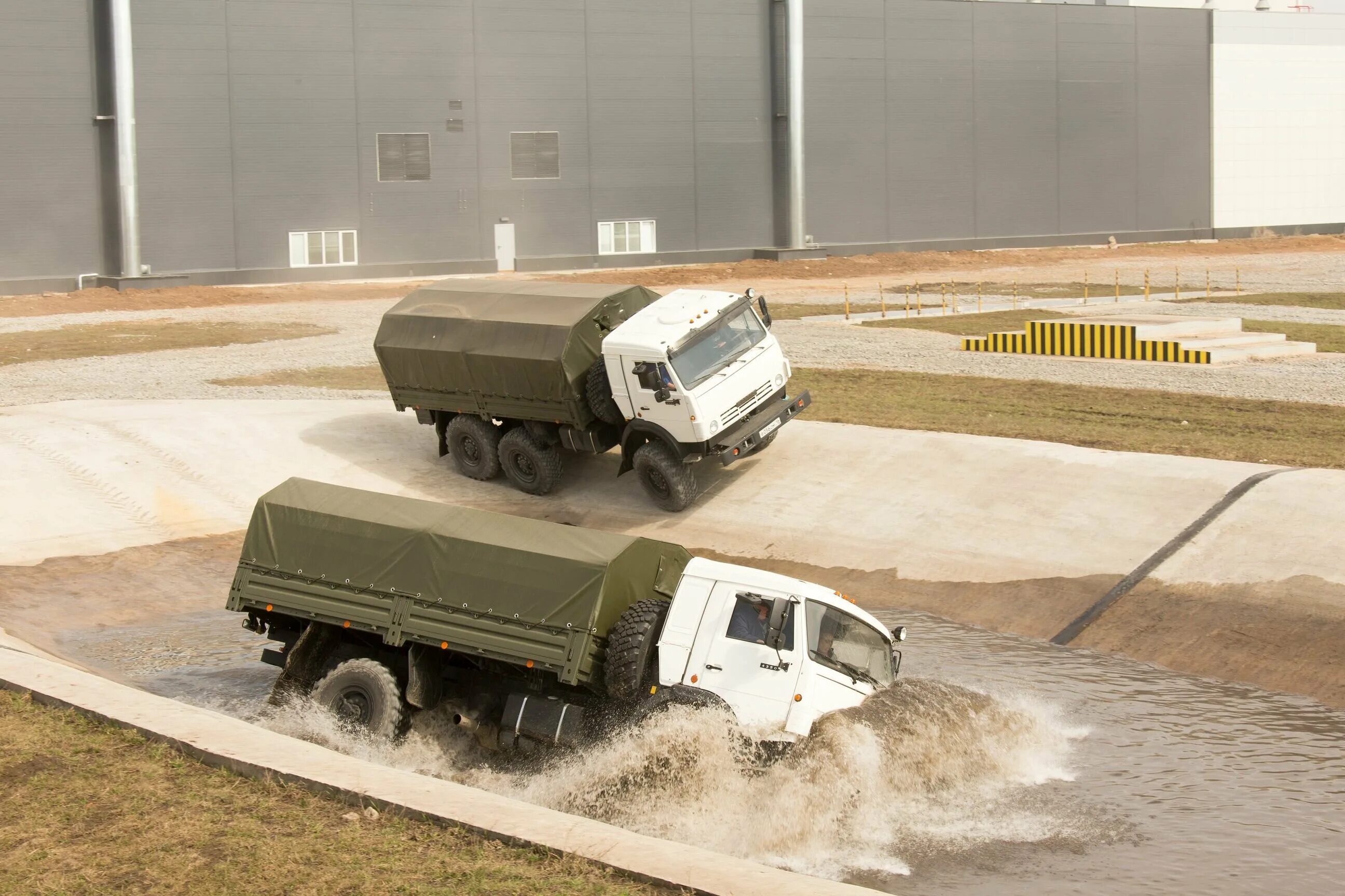 Груз грузовой испытание. КАМАЗ армейский 5350. КАМАЗ 5350 капсула. КАМАЗ 5350 на бездорожье. КАМАЗ 4350 бездорожье.