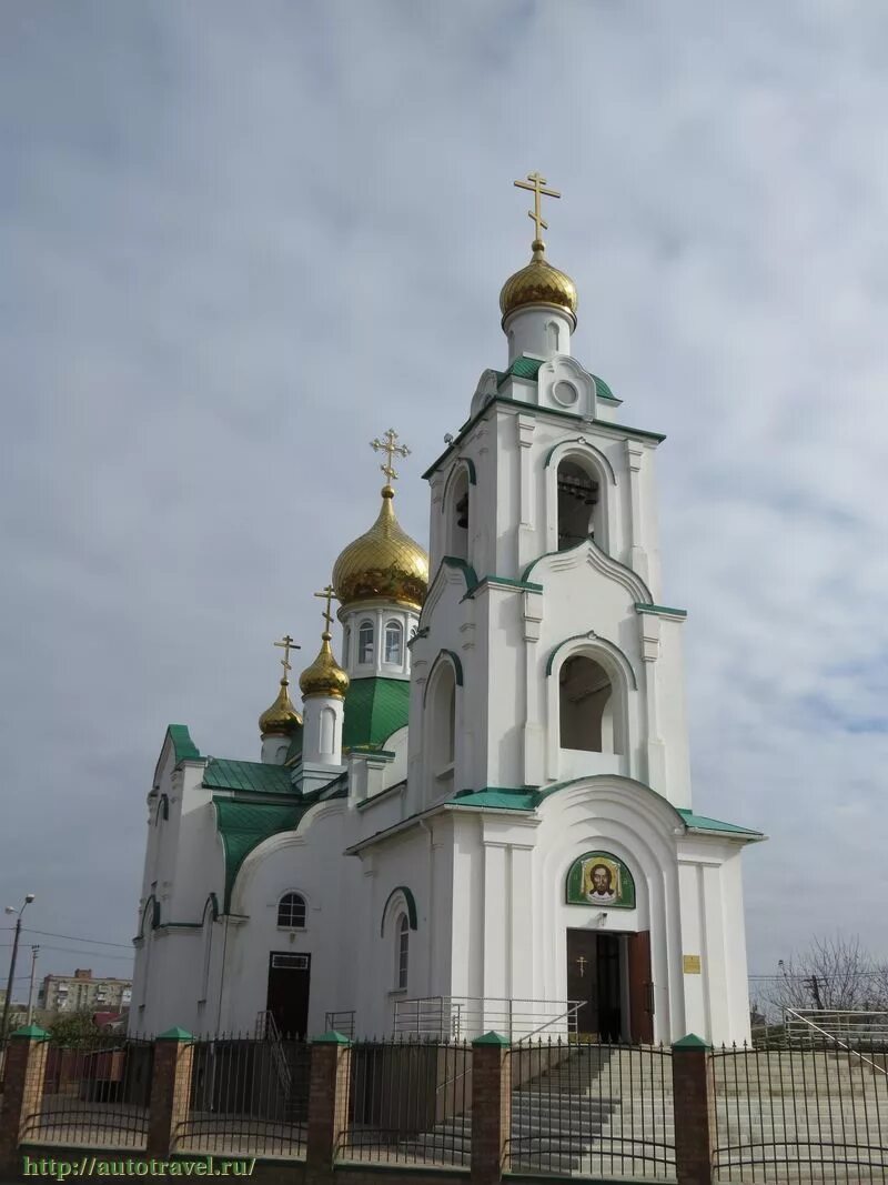 Сальск про. Храм святителя Димитрия Ростовского Сальск. Храм города Сальска. Церковь в Сальске Ростовской области. Храм Димитрия Ростовского Сальск фото.