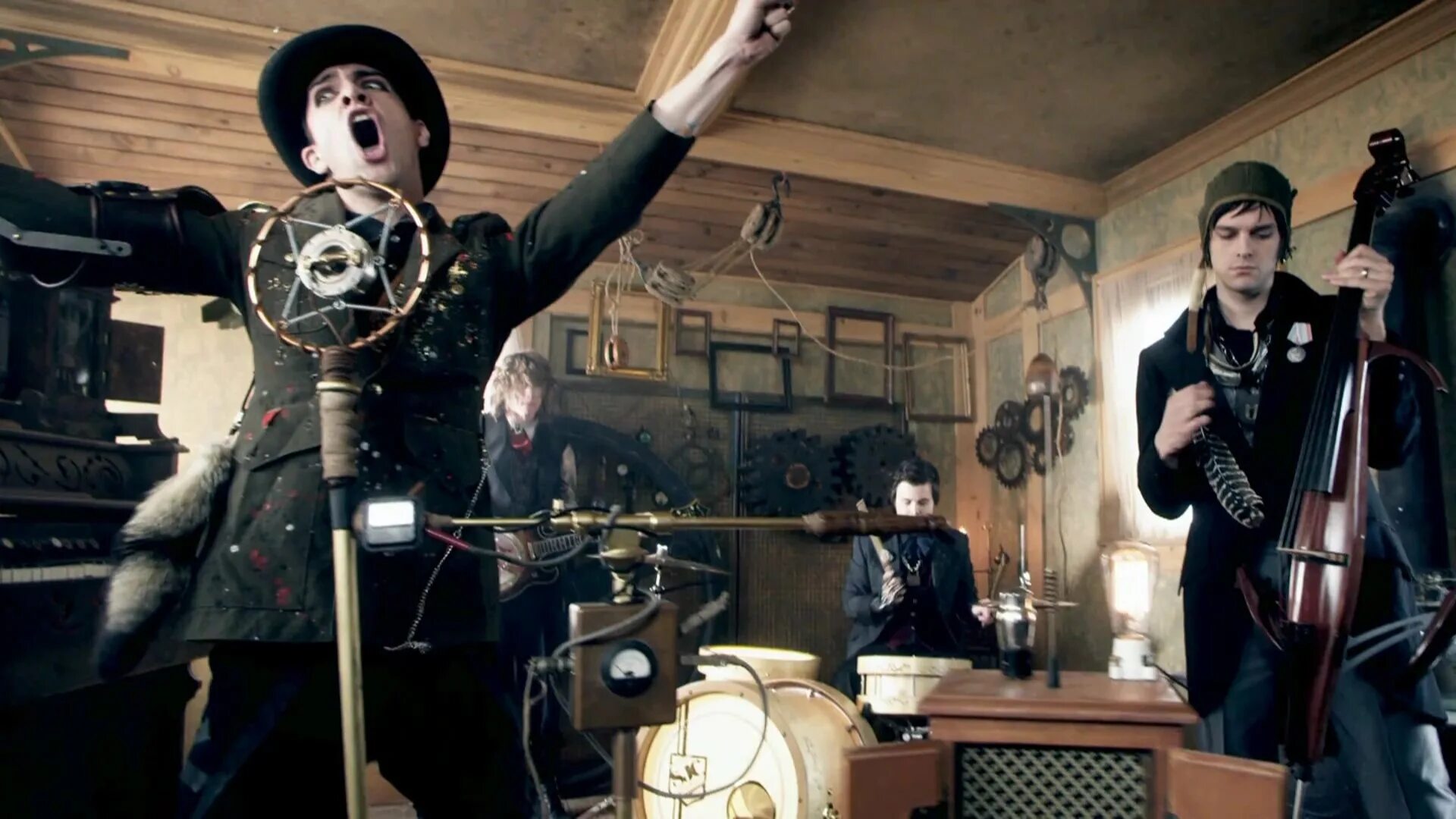 Panic at the disco 2022. The ballad of mona lisa. Panic at the disco клипы. Panic at the disco трубочисты. Panic at the disco обложка.