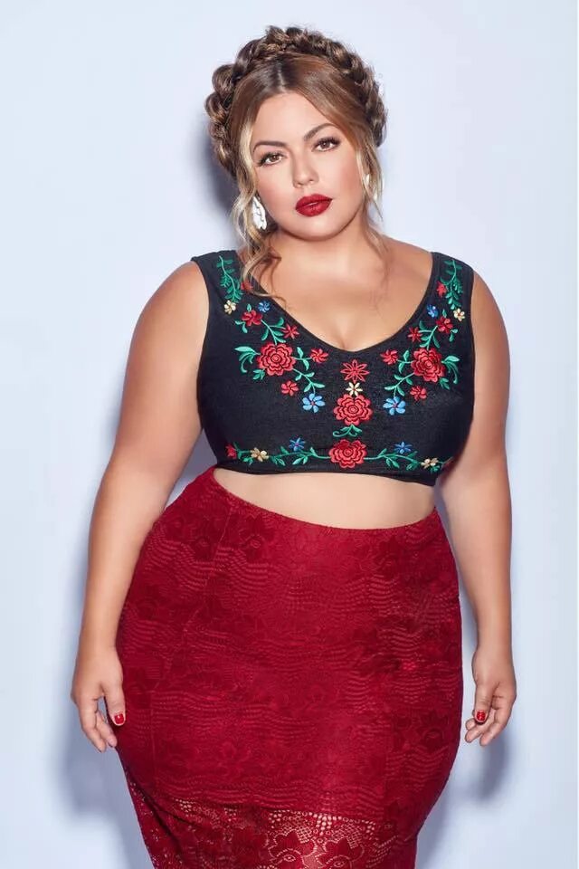 Полненькие девушки в мини. Диляра плюс сайз. Полную пышную русскую. Plus size model николь йоханссон. Екатерина скулкина модель xl.