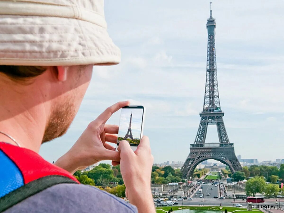 Tourism 2023. Туристы во Франции. Экскурсионный туризм во Франции. Туристы в Париже. Туристы у Эйфелевой башни.
