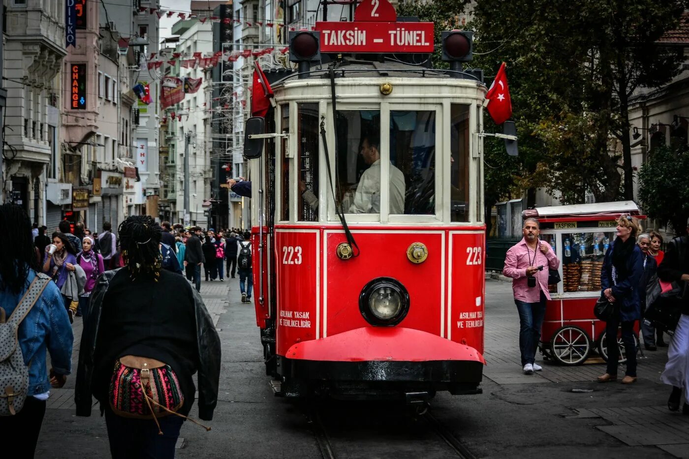 Истикляль Стамбул. Улица Истикляль в Стамбуле. Таксим Истикляль Стамбул. Трамвай на Истикляль в Стамбуле.