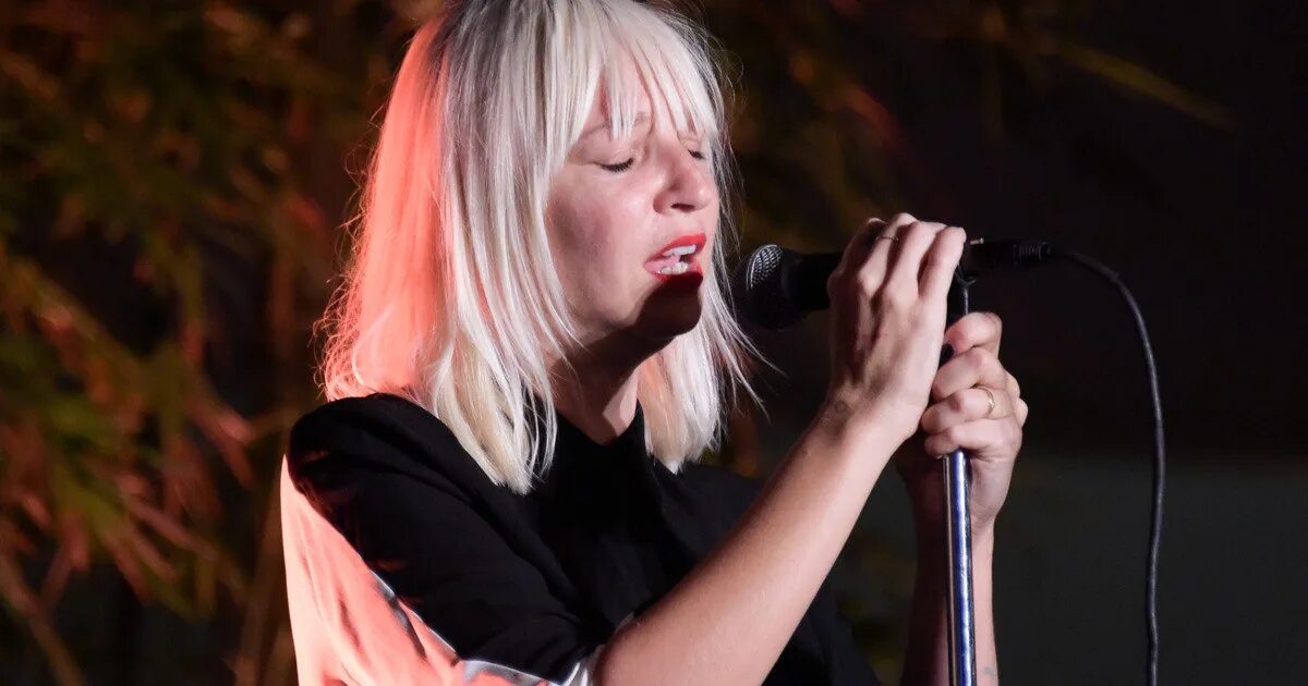 Сиа роз. Сиа австралийская певица. sia певица 2025. сиа австралийская певица фото. сиа певица фото 2025.