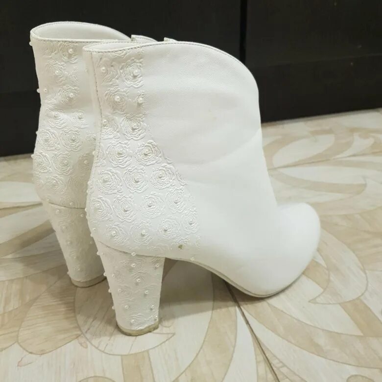 Ботильоны для невесты. Осенняя свадебная обувь. Свадебные ботильоны. Ботильоны женские белые. Свадебные сапожки для невесты.