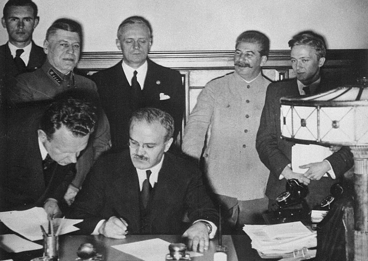 С 1939 года он на дипломатической работе. Подписание Молотов Риббентроп. Пакт Молотов и Риббентроп. 1939 Пакт Молотова Риббентропа. Пакт Молотов Риббентроп Сталин.