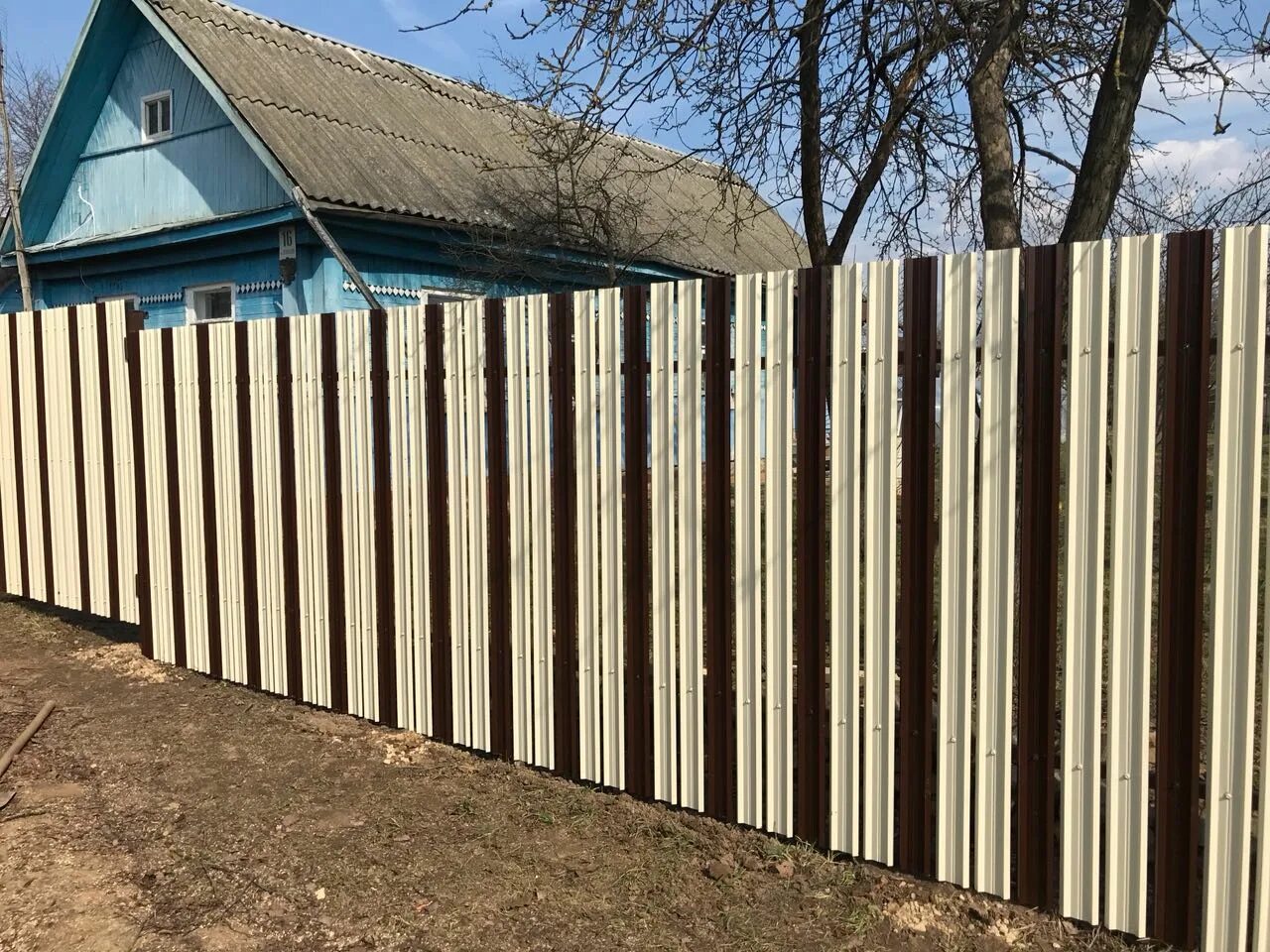 Построить забор на даче цена недорого. Металлический штакетник Олимп Novalux. Дешевый забор. Бюджетный забор. Варианты дешевого забора.