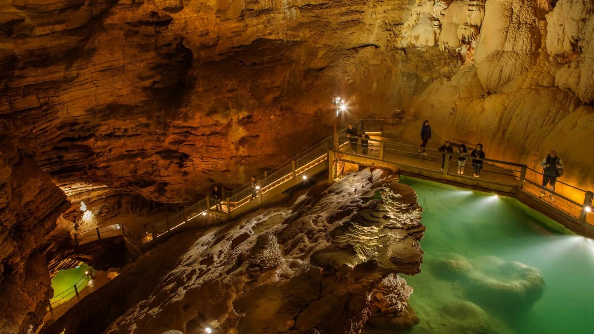 Caves de. Гуфр де Падирак. Пещера Падирак во Франции. Ков Ата подземное озеро. Пещера Гуфр Берже Франция.