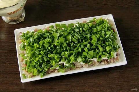 Простой салат с зеленым луком
