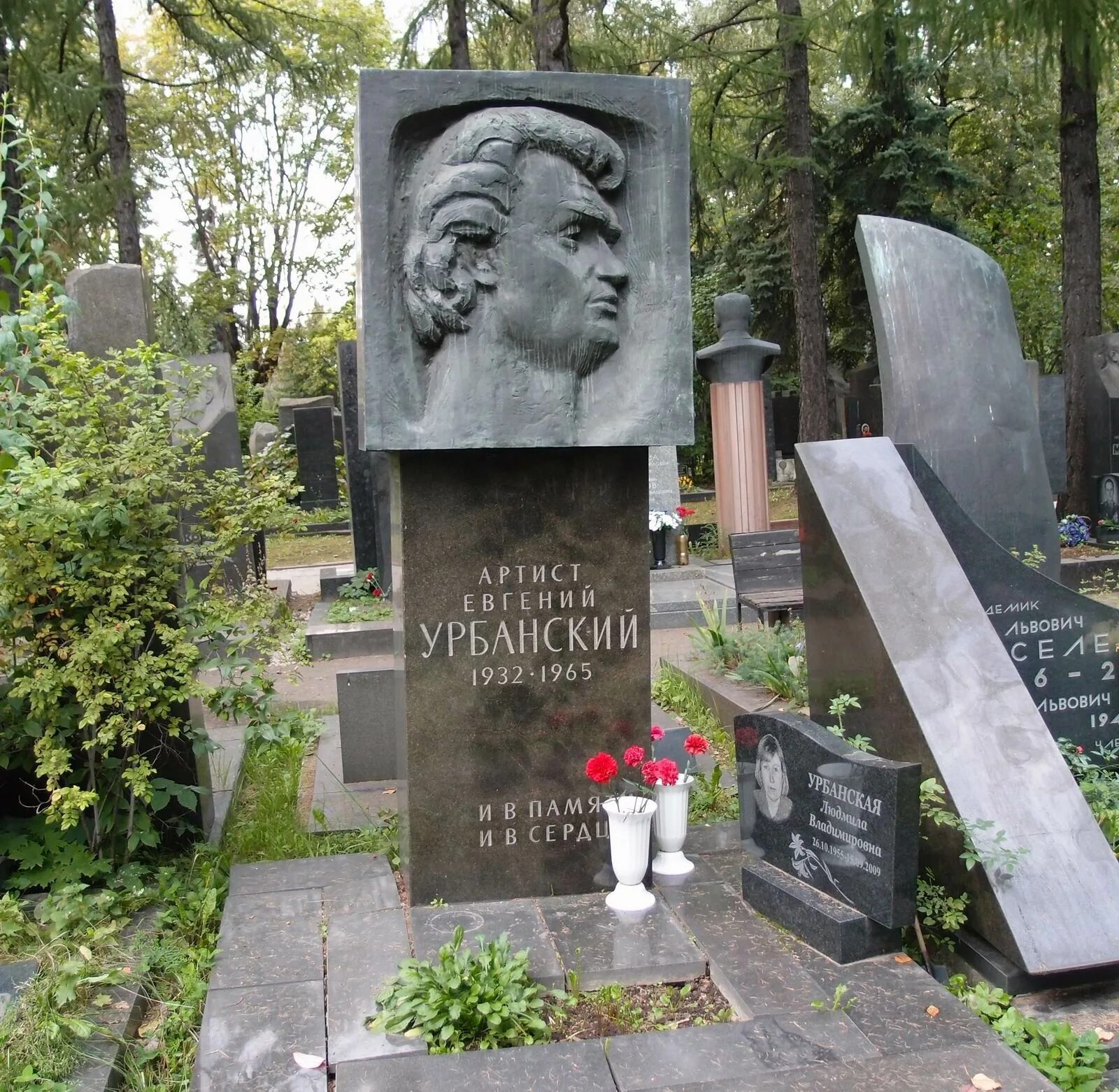 Леонов похоронен. Урбанский могила на Новодевичьем. Могила Урбанского на Новодевичьем кладбище.