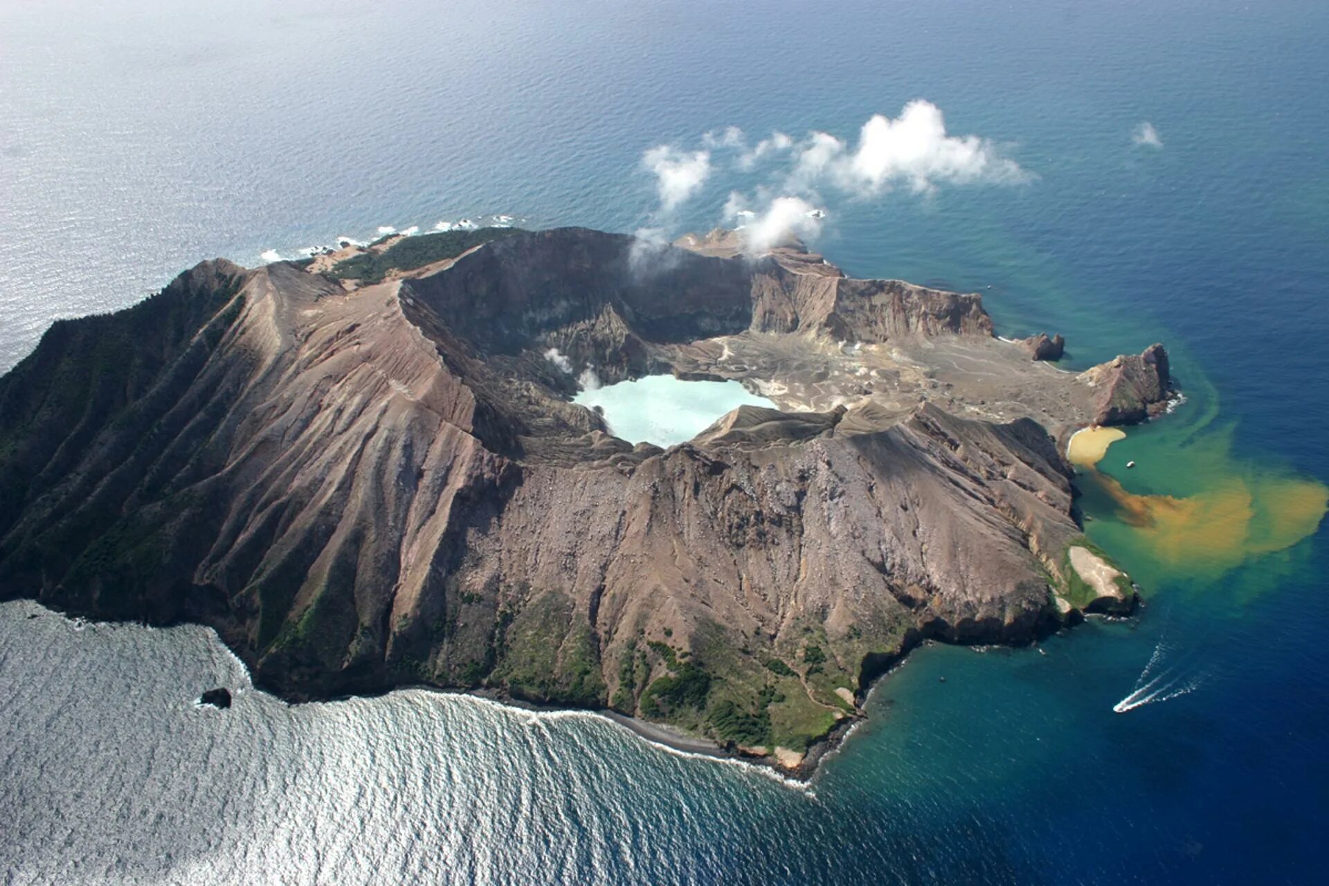 Volcano island. Вулкан Уайт-Айленд. Вулканический остров Уайт-Айленд. Вулкан белый остров новая Зеландия. Уайт Айленд новая Зеландия.