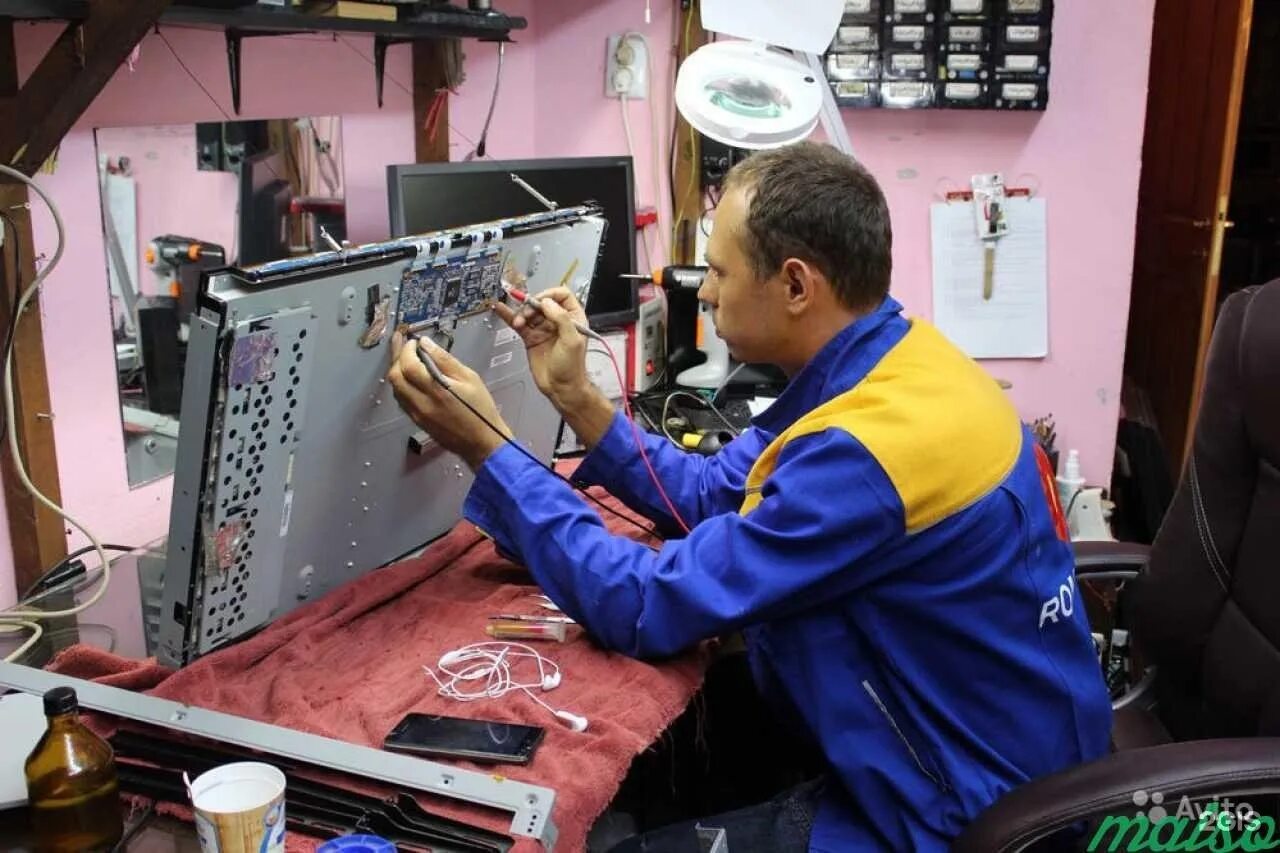 Мастер по ремонту телевизоров. Мастер по ремонту телевизоров. Девушка ремонтирует телевизор. Починка телевизора. Починить телевизор.