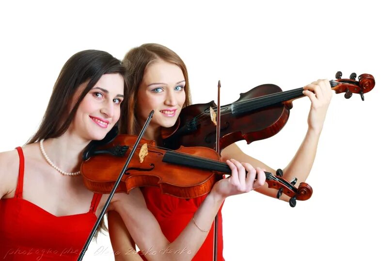Сестры играют на скрипках. Сестры играют на скрипках. Girl is playing violine photo. Сестры играют на скрипках. Готы демон играющий на скрипке.
