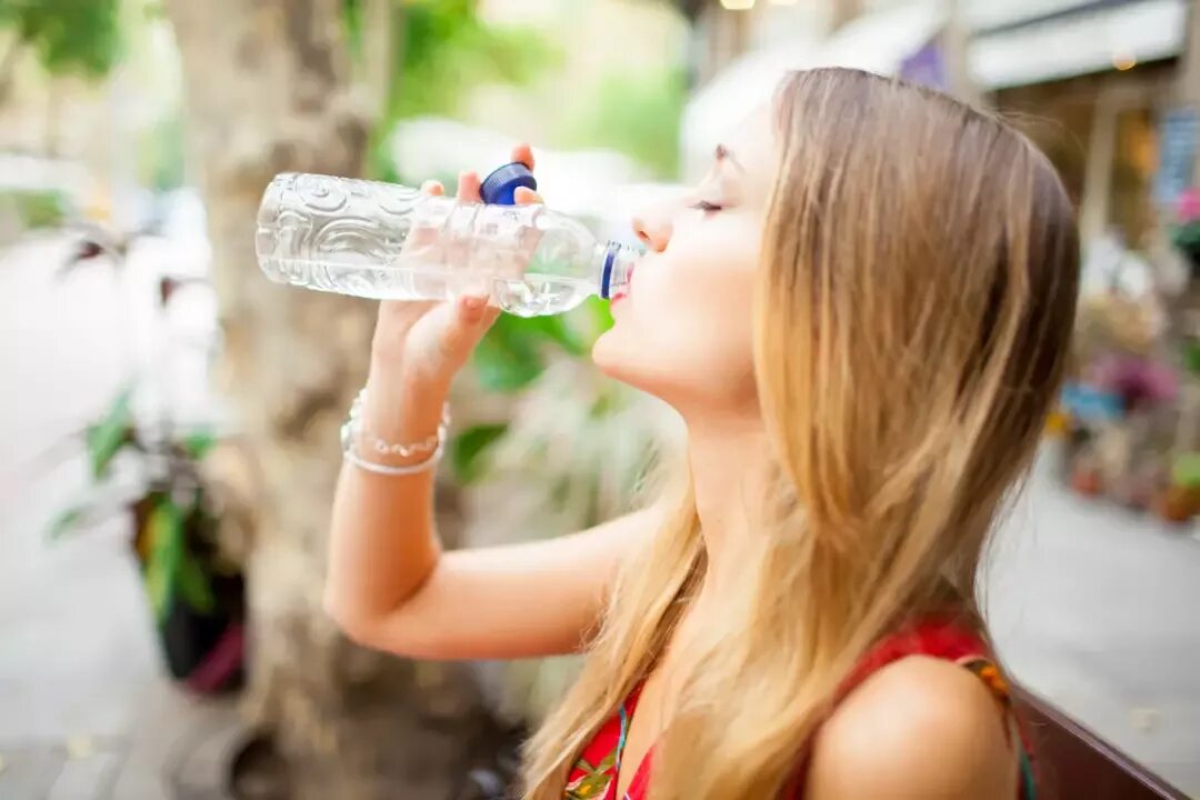 Включи видео пить. Лето жара девушка пьет воду. Девушка пьет воду жара. Девушки в жару. Питье воды.