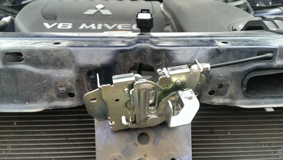 Механизм замка капота ока. Заклинило замок капота. Заклинило замок капота. Вскрыть капот тойота королла 2005. Замок капота ваз 21213.