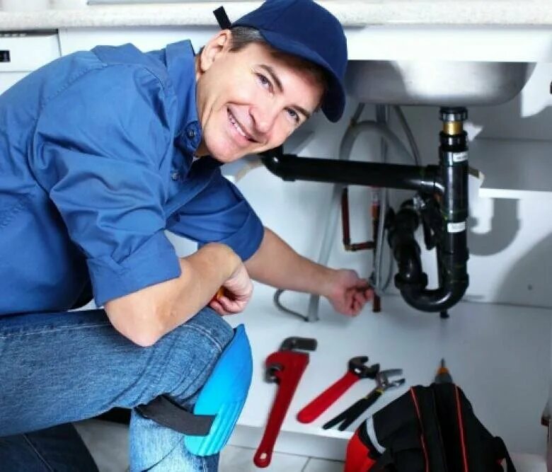 сантехника. мужчина сантехник. мужчина слесарь. сантехник на белом фоне. автомеханик.