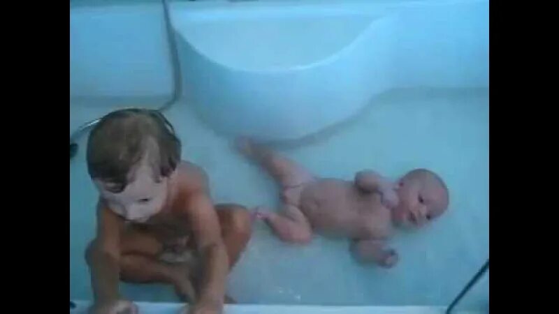 Купание 2 месяца. Малыши купаются вместе. Купание малыша в 3 месяца. Совместное купание разнополых. Купание 2 месячного ребенка в большой ванне.