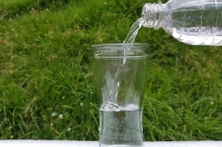 Его обычной водой с. Стаканчик с водой. Его обычной водой с. Прозрачная вода в стакане. Вода в стекле.