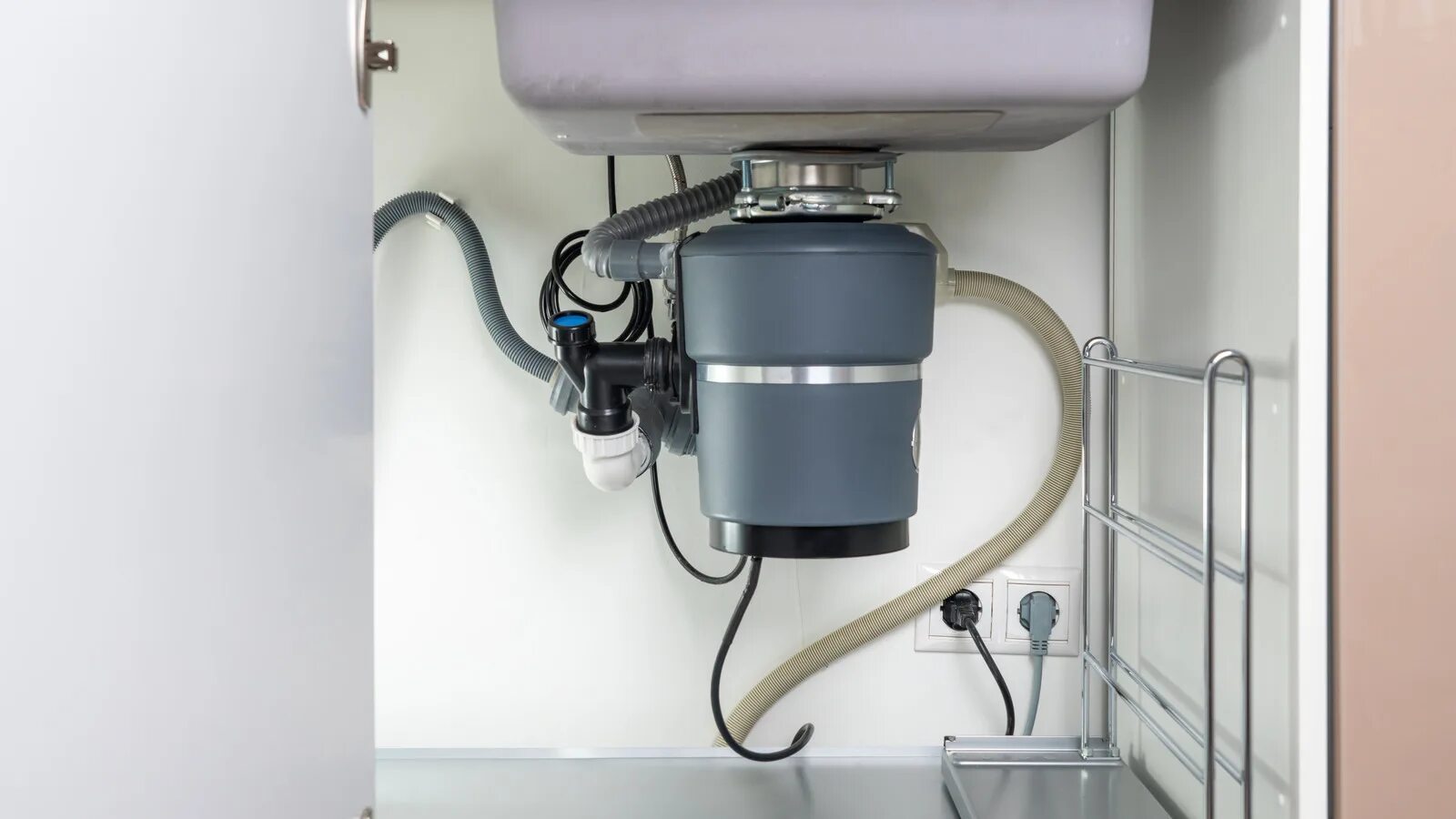 In sink erator evolution 100. Установка измельчителя и мусорных ведер. Status premium 100. Ise s60 измельчитель пищевых отходов. Кухонный измельчитель отходов teka.