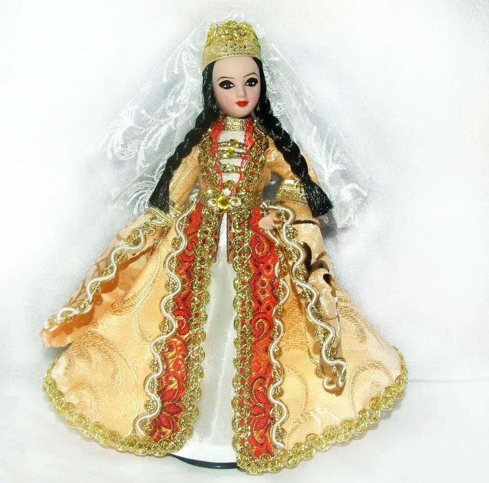 Национальный костюм осетинцев. ДЕАГОСТИНИ куклы осетинский. Кукла в осетинском национальном костюме. Кукла в национальном наряде.