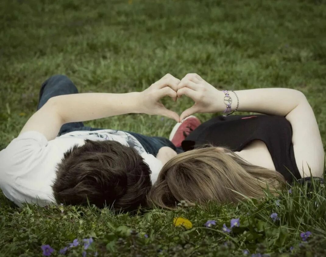 Пара влюбленных. Влюбленные лежат на траве. Подростковая влюбленность. Картинки влюбленных. Girls ask boys