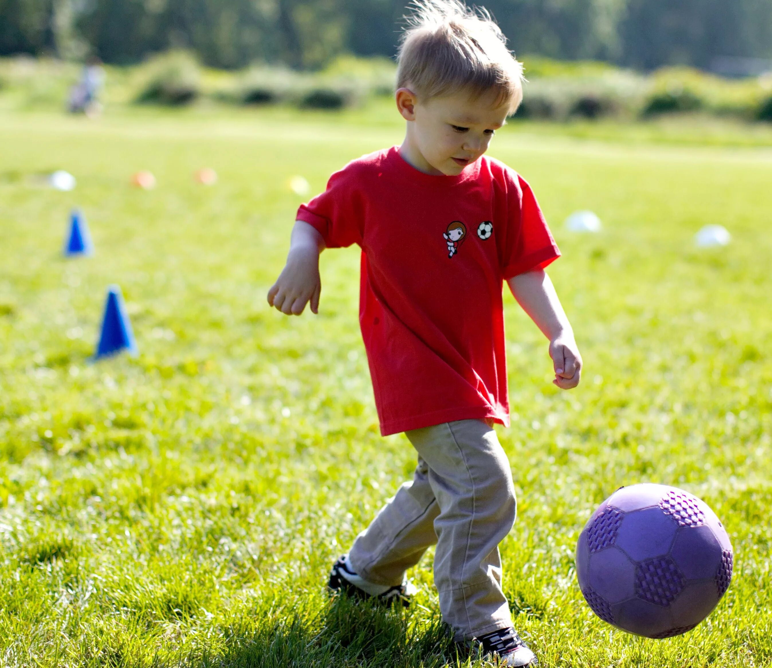 Children do sports. Мальчик с мячом. Мячики для детей. Маленький футболист. Мальчик играет в мяч.