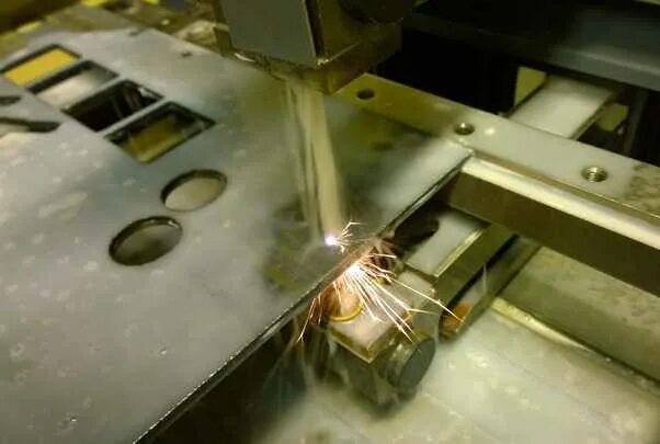 Электроэрозионная резка металла. Dk7732 электроэрозионный проволочно-вырезной станок. Dk7745 электроэрозионный проволочно-вырезной станок. Станок резкой проволокой. Станок dk7745.