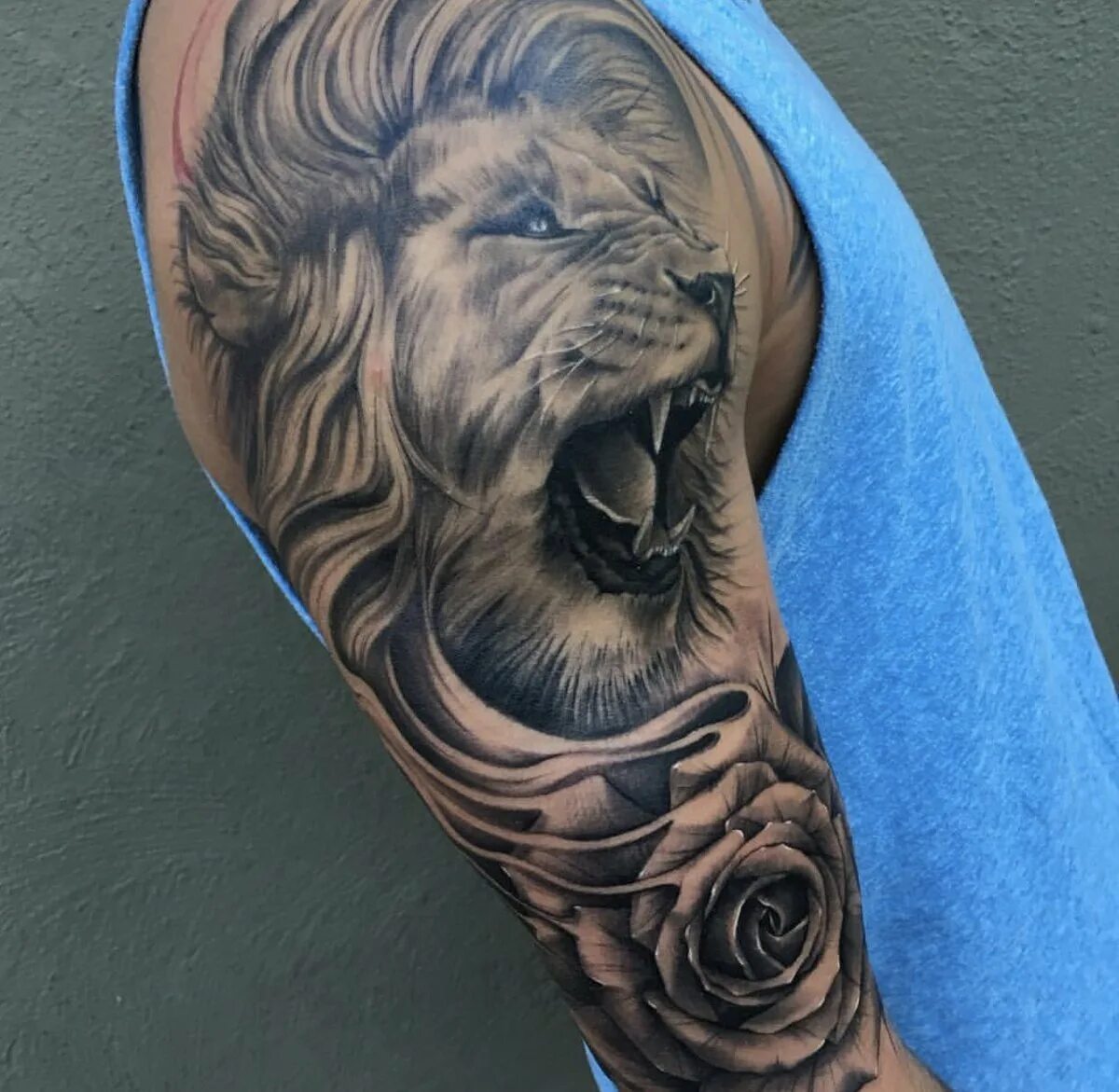 Татуировка со львом