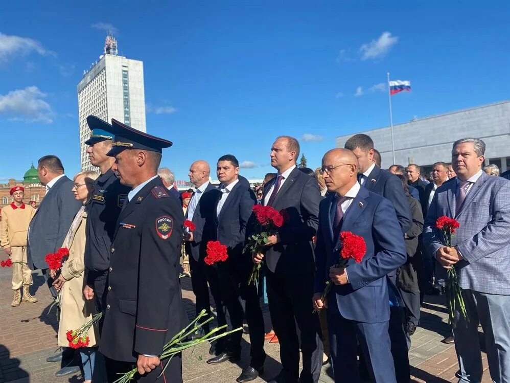 Мероприятия в ульяновске сегодня. Ульяновск возложение цветов. Ульяновск возложение Разумовскому. Возложение цветов в Ульяновске Разумовскому. Памятник герою.