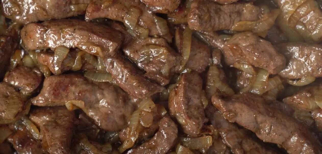 Как пожарить печень говяжью на сковороде вкусно. Печень говяжья жареная. печень говяжья жареная с луком. жареная печень говяжья с луком на сковороде. печёнка говяжья жареная с луком.