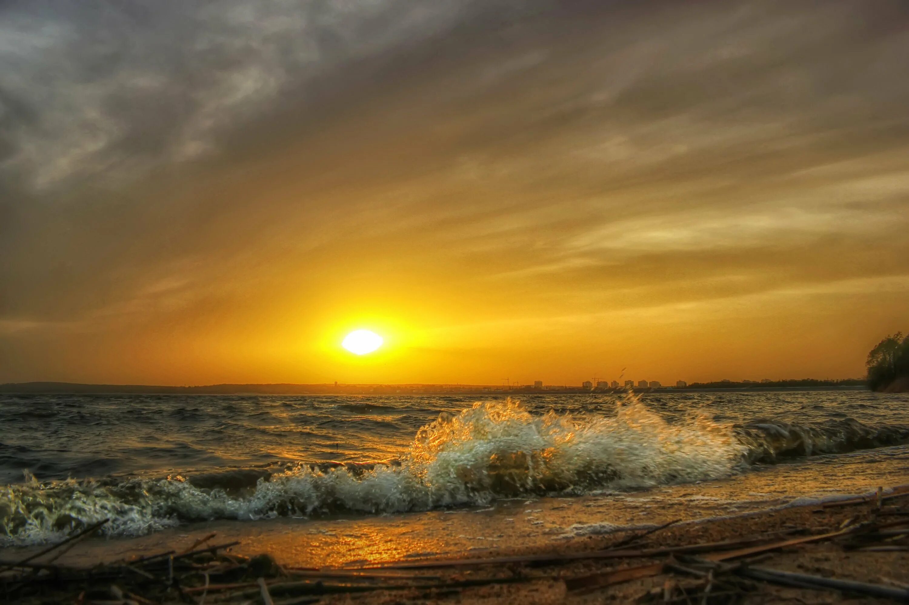 закат красота нежность радость лес рожь. балтика солнце закат-. солнце в облаках. солнечный ветер рассвет. сильный ветер пейзаж.