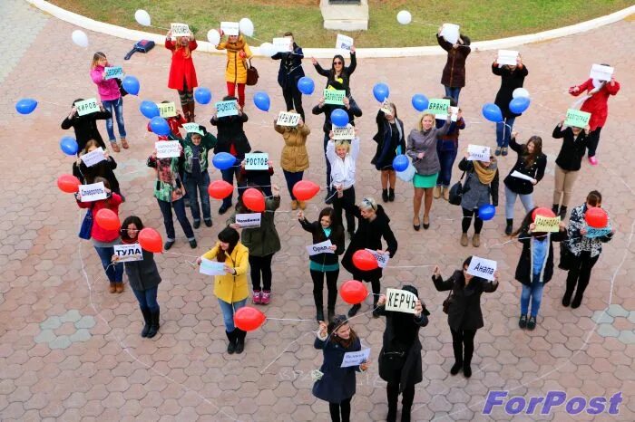 Флешмоб ко дню студента. Флешмоб ко дню студента. Фотосессия день студента. С днем студента 25 января картинки. Кировский транспортный техникум.