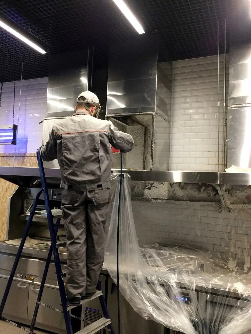 Дезинфекция вентиляционных систем. Дезинфекция воздуховодов. Очистка и дезинфекция систем вентиляции и кондиционирования. Аппарат для чистки воздуховодов. Чистка воздуховодов вентиляции.