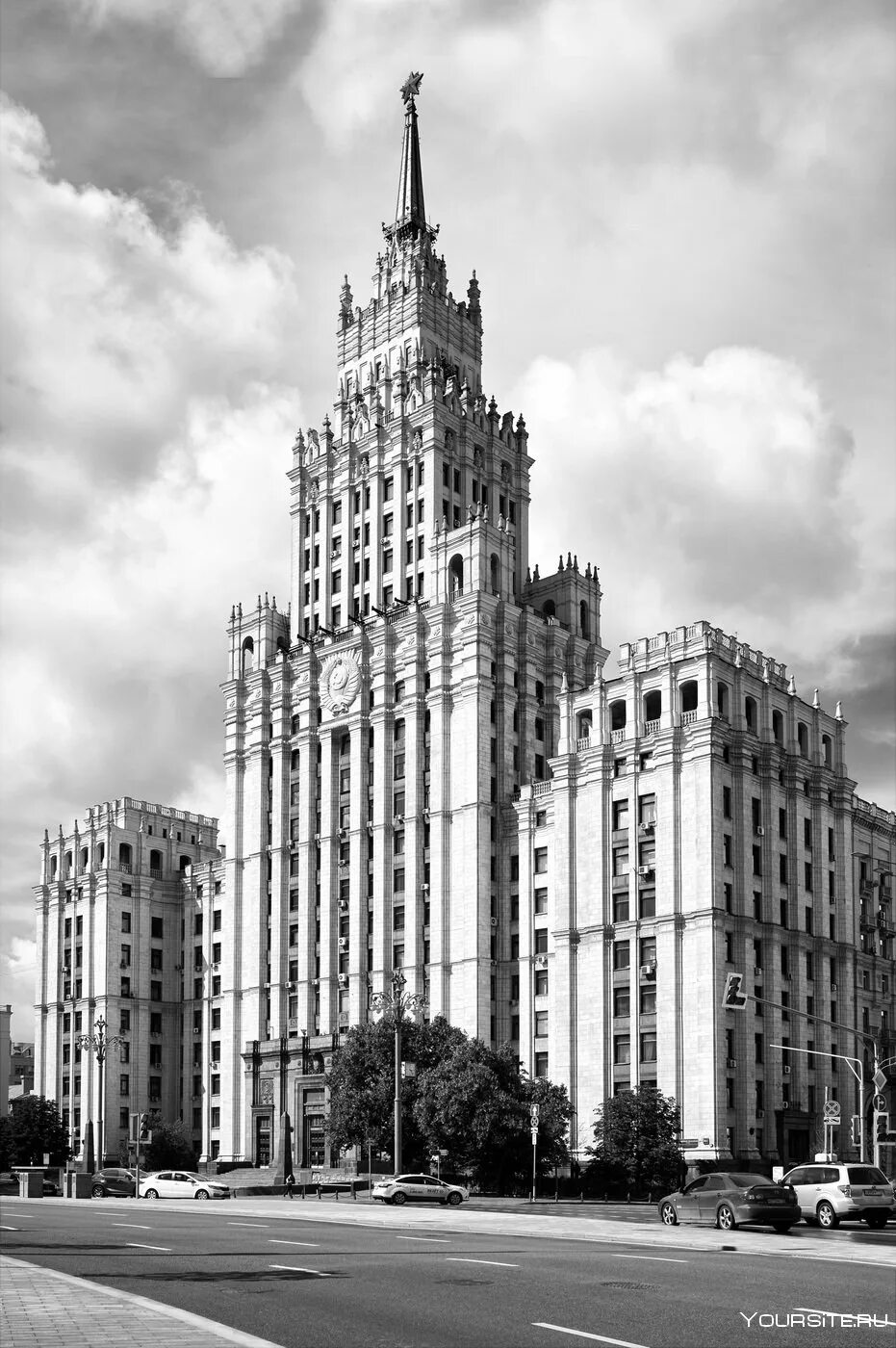 Административно-жилое здание на «красных воротах». Архитектура москвы сталинские высотки. Высотка на красных воротах сталинская высотка. Высотка на красных воротах. Жилой дом на красных воротах.