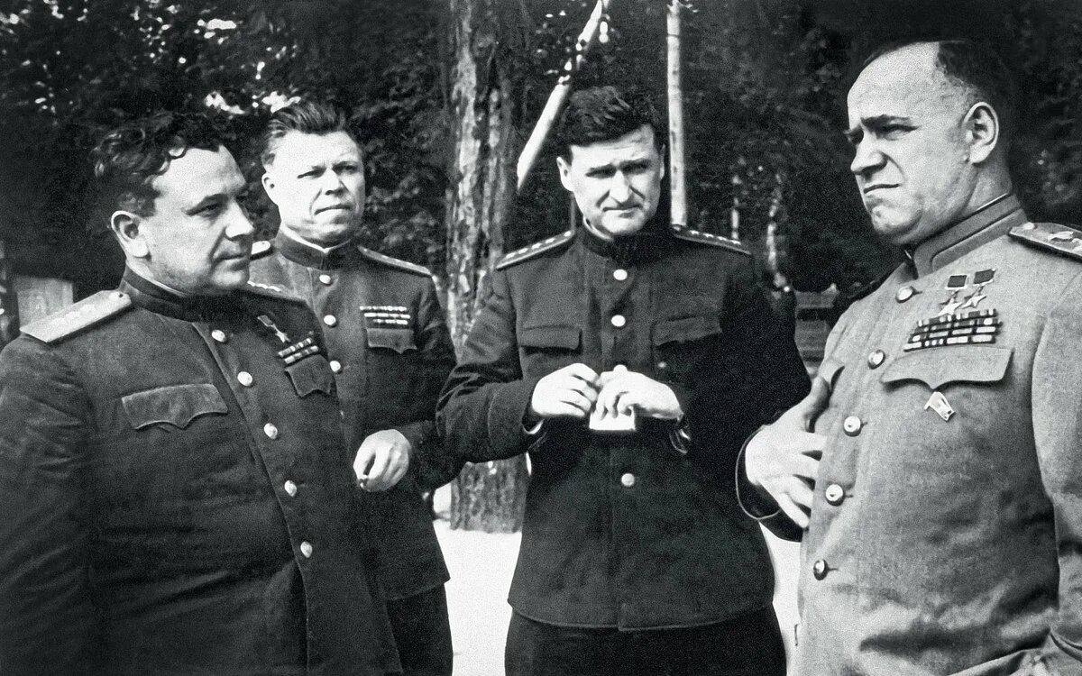 кто из советских военачальников руководил. константин константинов ракосовский. александр василевский маршал советского союза. выдающиеся военноначальники великой отечественной войны. василевский маршал советского союза.