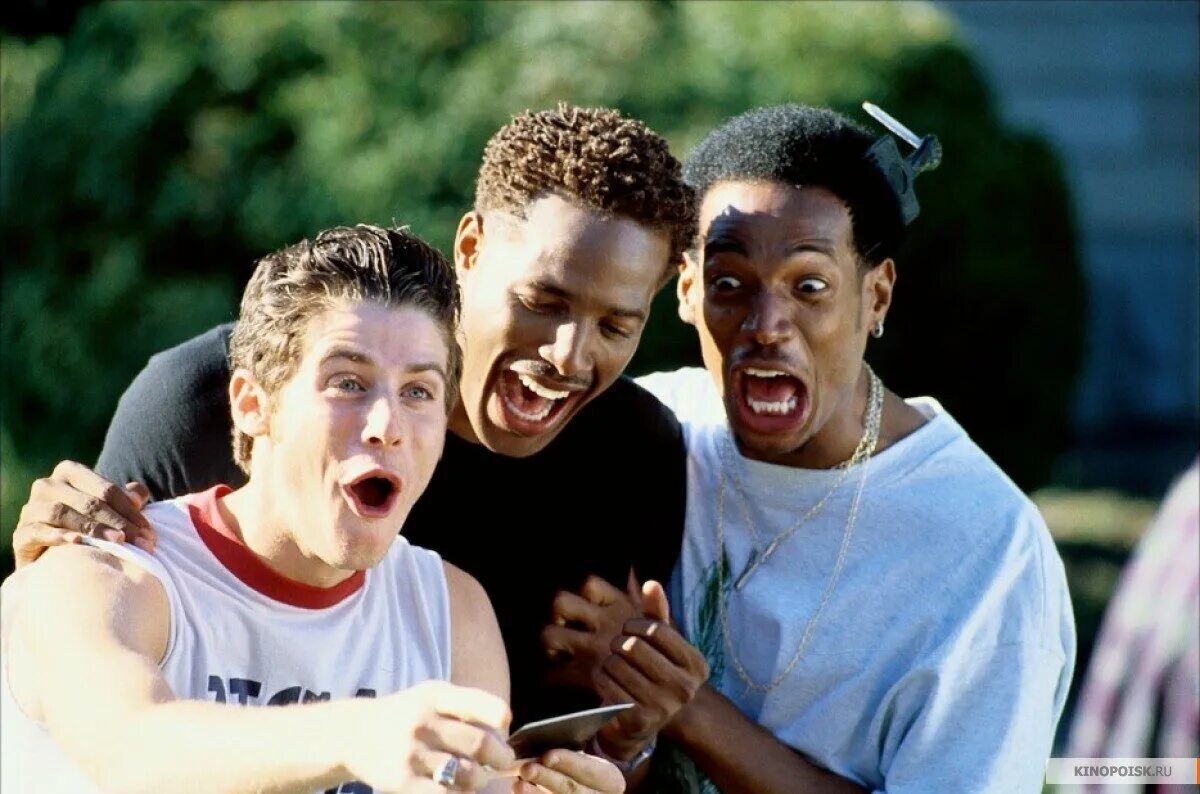 Крик комедия. Очень страшное кино фильм 2000 актёры. Очень страшное кино маска. Очень страшное кино 2 фильм 2001. Марлон уэйанс чувааак.