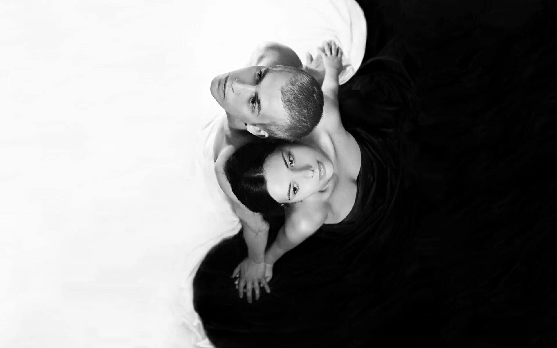 Символы женского начала инь. Инь ян мужчина и женщина. Инь ян мужчина и женщина. Инь ян мужчина и женщина фотосессия. Фотосессия инь янь.