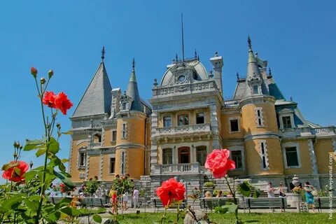 В очень красивом месте стоит коралловый дворец