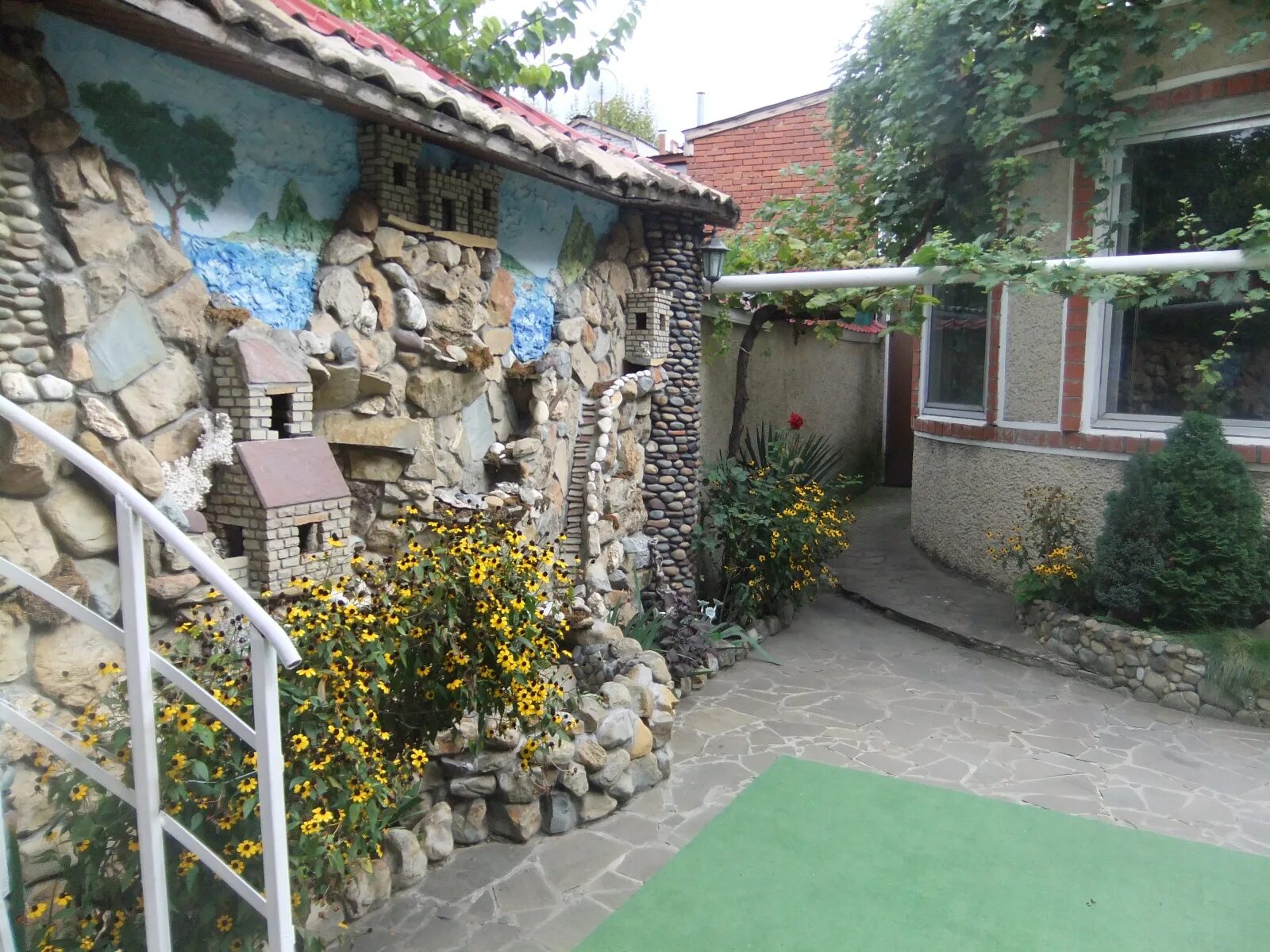 Hotel ispanskiy dvorik судак. Крым испанский дворик. Испанский дворик патио. Дворик испанца 5. Крым испанский дворик.