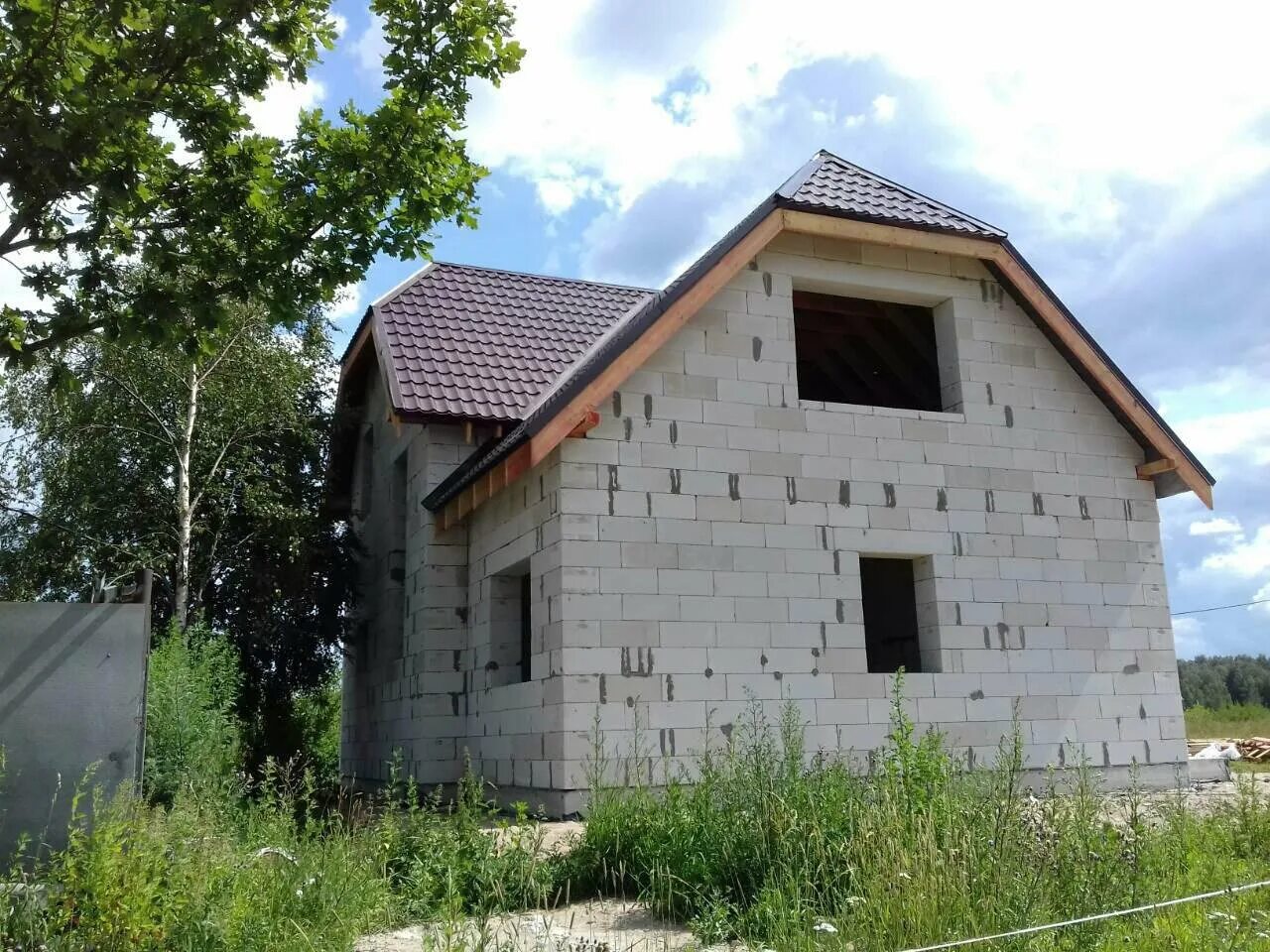 Дом с мансардой 80 кв метров. Домик из пеноблоков. Дачный домик из пеноблоков. Пеноблок дом. Газобетонные блоки дом.