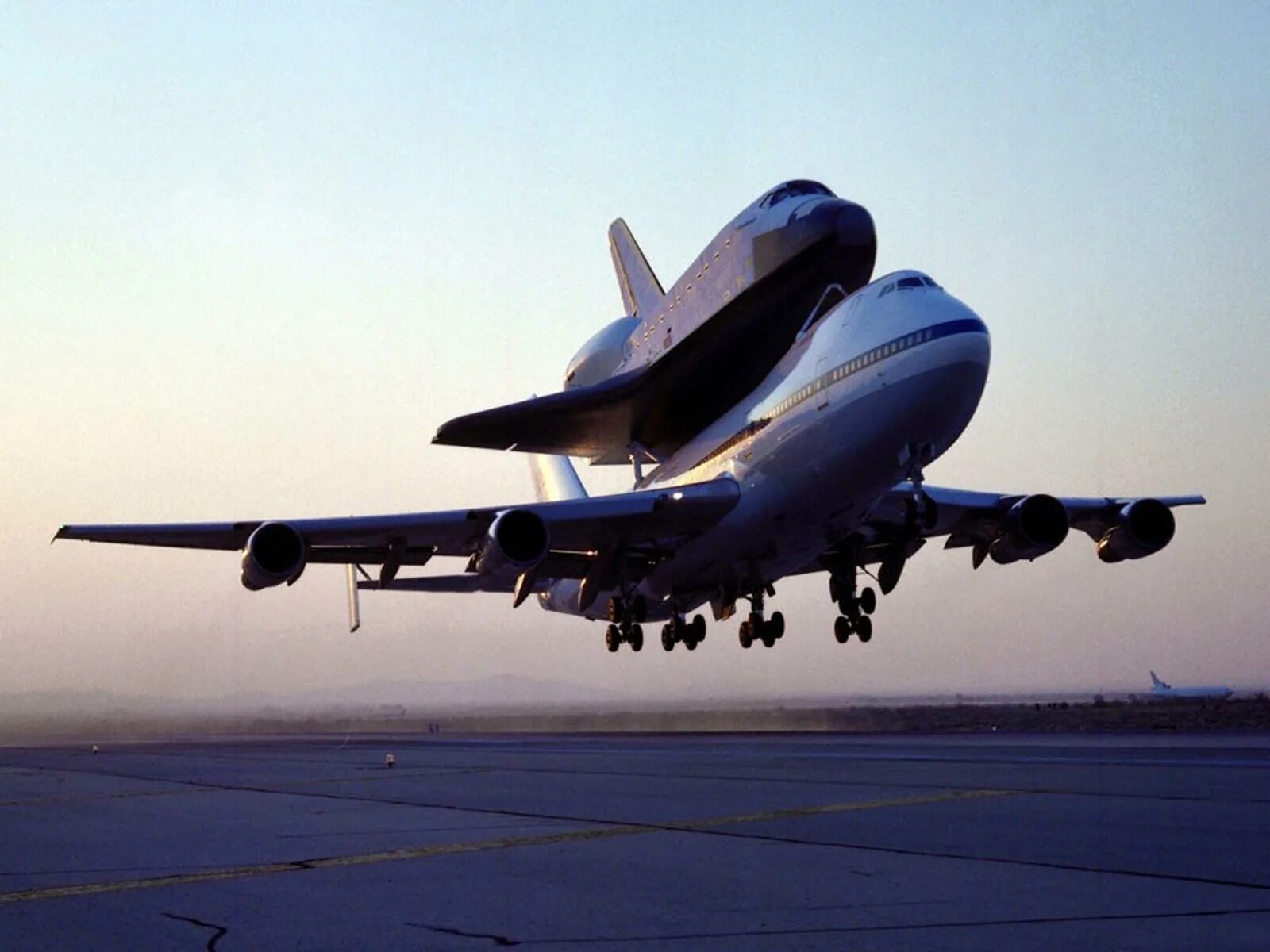 Покажи фотографии самолетов. Боинг 747 с шаттлом. Боинг 747 НАСА. Боинг 747 и Спейс шаттл взлет. Боинг 747 черный.